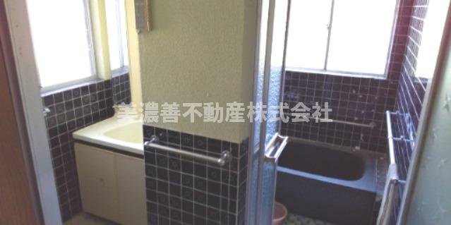 ５３１８３　揖斐郡池田町段中古戸建ての浴室