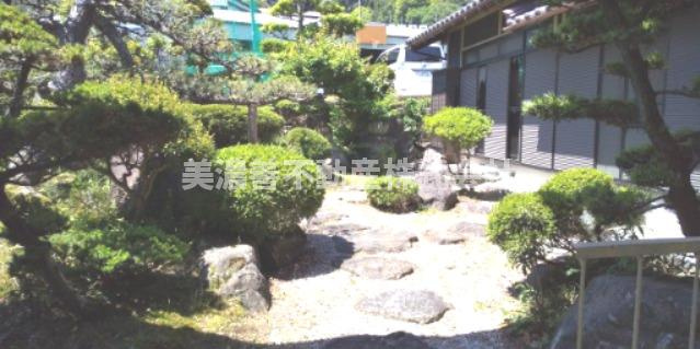 ５３１８３　揖斐郡池田町段中古戸建ての庭