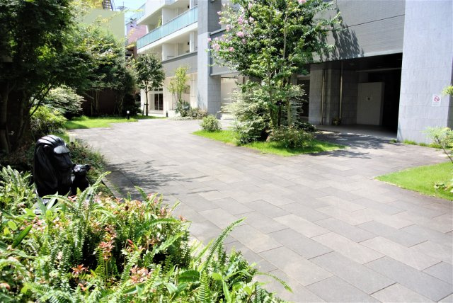 ライオンズマンション六ッ門サンリヤンタワーのエントランス|こちらを通ってエントランスへ