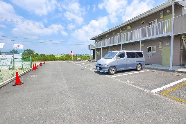 ルミエール４号館の駐車場|駐車場があるので、車を買う予定の方も安心です