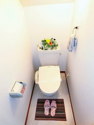 【トイレ】 | ブランシェⅠ | トイレは温水洗浄便座付き♪人気のバストイレ別です♪横にはタオルを掛けられるハンガーもあります！