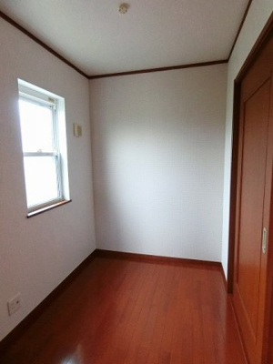 【収納】 | ブランシェⅠ | 洋室6帖のお部屋と2階廊下から繋がる2.5帖の納戸です！扇風機やストーブ、お雛様やクリスマスツリーなどの季節物もすっきり片付きますよ♪