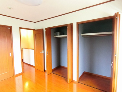 【収納】 | ブランシェⅠ | 洋室6帖のお部屋にあるクローゼットです♪大切なお洋服もしわにならないようにハンガーがけができます！2ヶ所あるのが便利ですよね☆