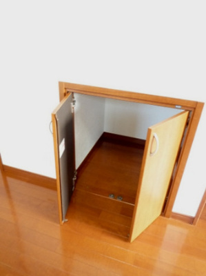 【収納】 | ブランシェⅠ | 1階・リビングダイニングキッチンにある階段下収納です！日用品のストック収納などに便利ですね☆