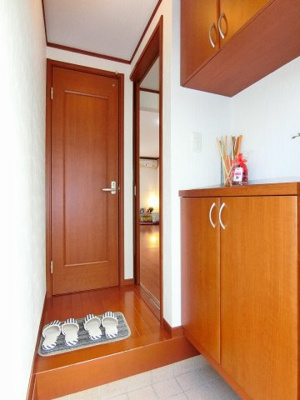 【玄関】 | ブランシェⅠ | 玄関には上下タイプのシューズボックス付き！間のスペースは飾り棚や小物置き場として活用できます♪