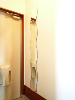 【玄関】 | ブランシェⅠ | 玄関には全身ミラー付きでお出かけの時の身だしなみ確認もばっちり！