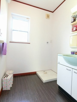 【設備】 | ブランシェⅠ | 洗面所内、洗髪洗面化粧台横にある室内洗濯機置き場です♪防水パンが付いているので万が一の漏水にも安心です！