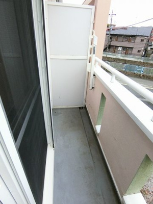 【バルコニー】 | ブランシェⅠ | バルコニーは南西向きなので、お洗濯物はお昼からでも乾きそう♪1階と2階にあるのでお洗濯物もたっぷり干せます◎