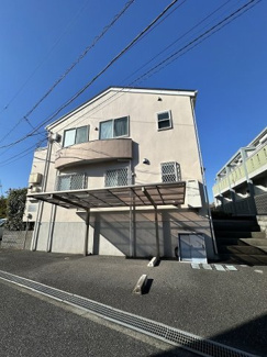 【外観】 | ドラッグストアやコンビニが近くて便利な立地の人気のテラスハウスです☆「溝の口」駅にアクセス可能な最寄りバス停まで徒歩3分！