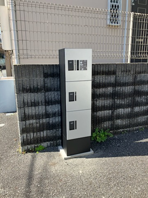 【エントランス】 | ブランシェⅠ | 共用エントランスには宅配BOXがあるので荷物の受け取りもスムーズに♪再配達を依頼する手間が省けます☆