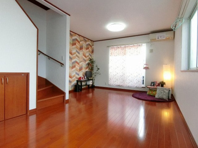 【居間・リビング】 | ブランシェⅠ | 1階・南西向きリビングダイニングキッチン14帖☆バルコニーに繋がる角部屋二面採光のお部屋です♪エアコン付きで1年中快適に過ごせますね☆