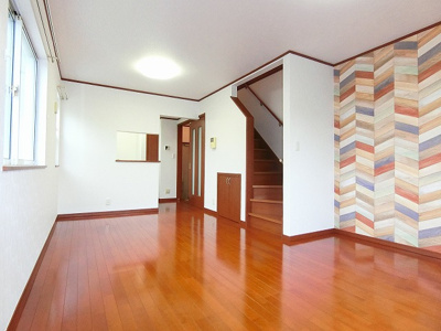 【居間・リビング】 | ブランシェⅠ | 1階・南西向きリビングダイニングキッチン14帖☆女性に人気なカウンターキッチンです！オシャレなアクセントクロスが魅力的なお部屋です♪