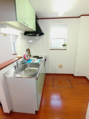 【キッチン】 | ブランシェⅠ | 2口ガスコンロ付きのシステムキッチンです☆換気のできる窓付きでお料理の匂いもこもりません！便利な床下収納も完備しています◎