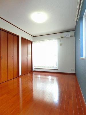 【洋室】 | ブランシェⅠ | 2階・南西向き洋室6帖☆バルコニーに繋がる角部屋二面採光のお部屋です！こちらのお部屋にもエアコンが付いています◎