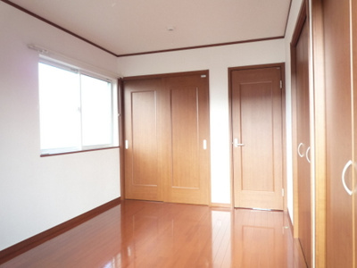 【寝室】 | ブランシェⅠ | 2階・南西向き洋室6帖☆納戸・クローゼットが2ヶ所あります♪お洋服や荷物の多い方もお部屋が片付いて快適に過ごせますね♪