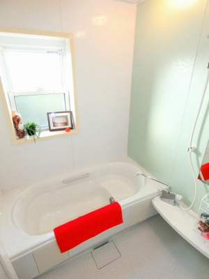 【浴室】 | ブランシェⅠ | 家族の入浴時間がずれても温められる追い焚き機能付きのバスルームです☆窓があるので湿気がこもりにくくて良いですね！ゆったりバスタイムでリラックス☆