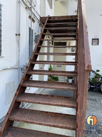 静香荘のその他共用部分|2Fへ上がる階段です