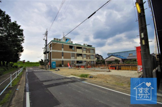 【前面道路含む現地写真】 | 4号棟　現地（2019年8月）撮影
前面道路は東側幅員約7.98～7.99m。
開口広々約6.00m。