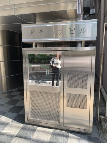 タチハラビルのエントランス