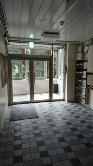 白鳥ビルのエントランス