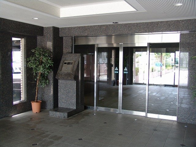 クレメント小牧のエントランス|オートロックで安心ですね。