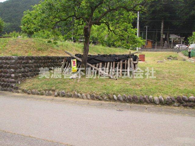 ４３６００　下呂市金山町金山土地の前面道路含む現地写真