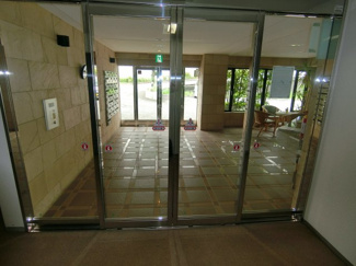 【エントランス】 | エントランスは清掃が行き届いていて清潔です