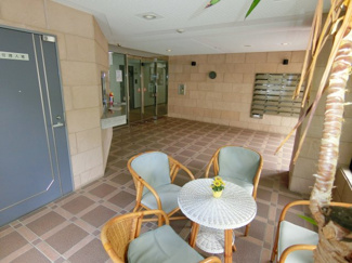 【エントランス】 | 待合席もあるロビーは、ゆったりとしています