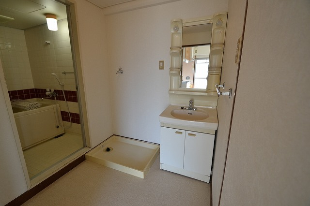広島市西区古江新町の賃貸マンションの独立洗面台|独立洗面台、小物を置くことができて便利です