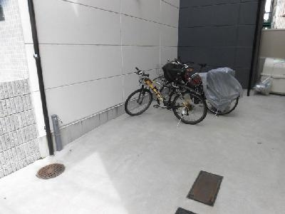 COCO三条天神川（ココ三条天神川）の駐車場|駐輪場