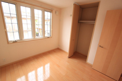 【寝室】 | メゾン・シャトレールＢ | 広くて明るい寝室