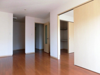 【居間・リビング】 | メゾン・シャトレールＢ | ゆったり過ごせる居間です