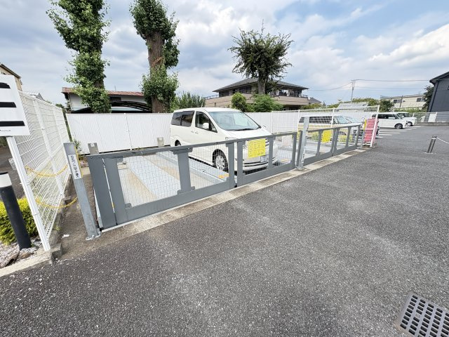 ウィステリアの駐車場