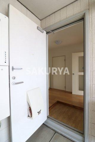 ホワイトコーポの玄関|現況と異なる場合があります。