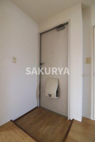 ホワイトコーポの玄関|現況と異なる場合があります。