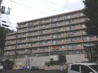 【外観】 | 専有面積78.75平米の4LDK！JR南武線「久地」駅徒歩7分と好立地！エントランス前に公園隣接♪