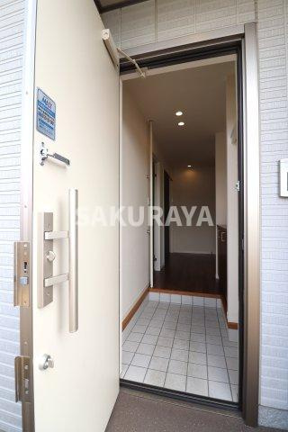 グレイッシュ・ウェストの玄関|2023年撮影。現況と異なる場合がございます。