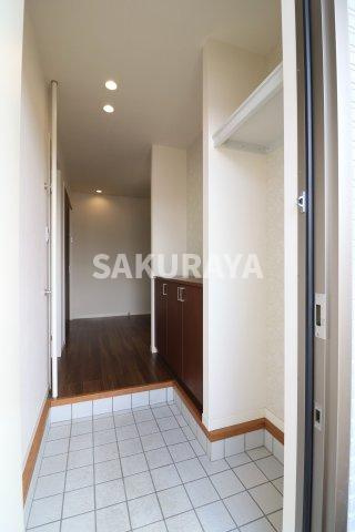 グレイッシュ・ウェストの玄関|2023年撮影。現況と異なる場合がございます。