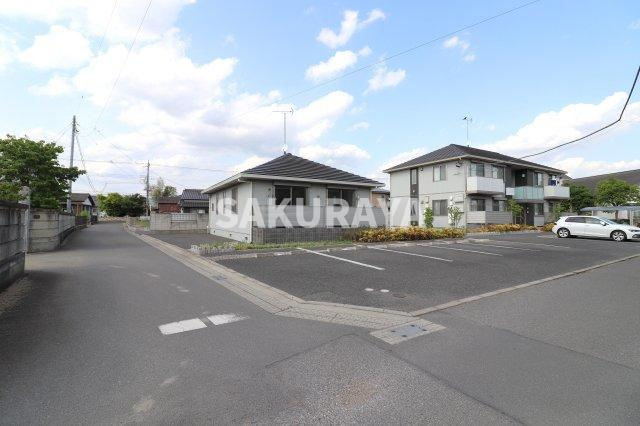 グレイッシュ・ウェストの駐車場