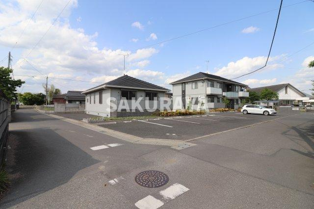 グレイッシュ・ウェストの周辺