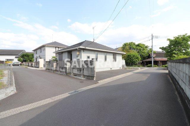 グレイッシュ・ウェストの周辺