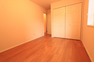 【寝室】 | グランアベニュー真美Ｂ棟 | 使い勝手のいい寝室です