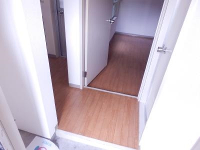 御幸町ハイツの内装|玄関から～