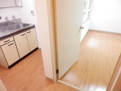 御幸町ハイツの内装|玄関から～