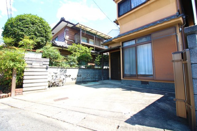 【駐車場】 | 宇治市木幡西浦　中古戸建 | 駐車場は小型車が1台可能です。