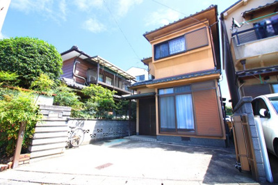 【外観】 | 宇治市木幡西浦　中古戸建 | 京阪宇治線『木幡駅』徒歩5分・ＪＲ奈良線『木幡駅』徒歩6分が最寄り駅の便利な中古一戸建て！地下鉄東西線『六地蔵駅』徒歩16分にもアクセス可能で3ＷＡＹの通勤・通学に便利な立地です。