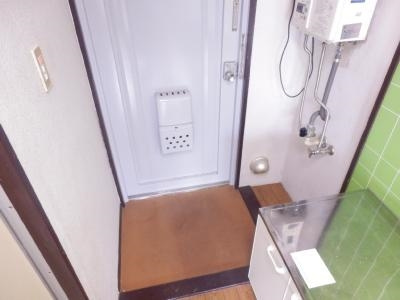 ハイツアマデウス壬生の玄関