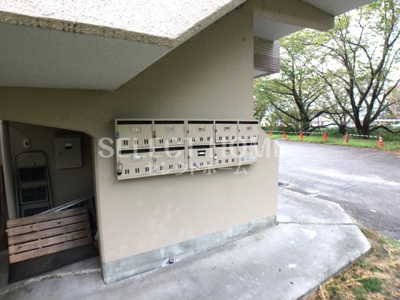 【エントランス】 | マンション巴 | 清潔なエントランスです