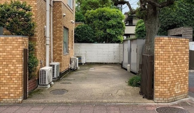 【駐車場】 | 第2経堂シティハウス | 駐車場にキャンピングカー置けます。（車種制限有り、寸法確認ください）
もちろん、駐車場にキャンピングカーを置いたまま充電できます。