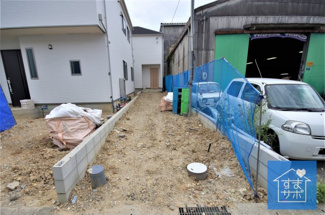 【外観】 | 2号棟　現地（2019年8月）撮影
外観完成しました！
敷地面積123.08㎡、建物面積90.88㎡。
駐車3台可能。